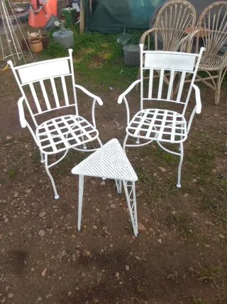 Juego de 2 Sillas y Mesa Blanca