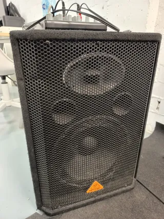 Duo de Altavoces Behringer 1220w