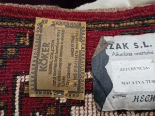 Alfombra de lana roja y marrón