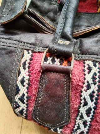 Bolso de mano cuero y telas étnicas