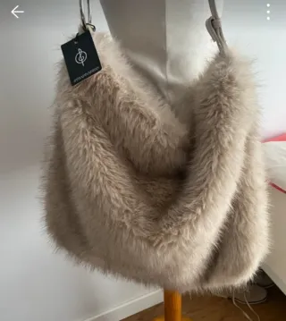 Bolso peludo beige