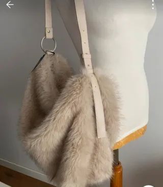 Bolso peludo beige