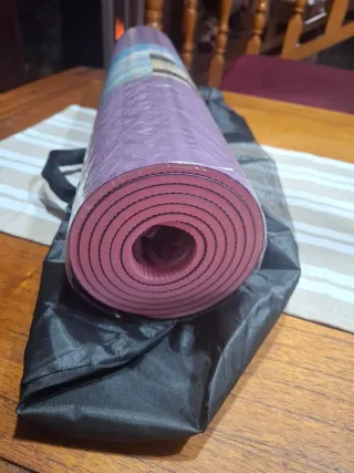 Esterilla de yoga morada con funda