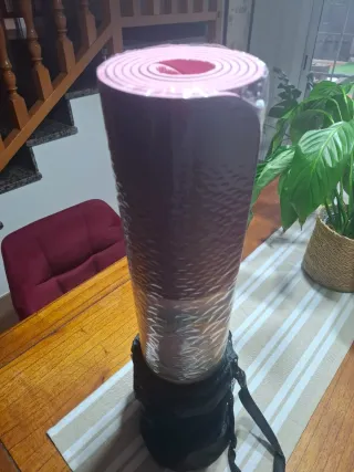 Esterilla de yoga morada con funda