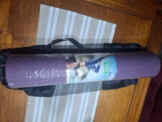 Esterilla de yoga morada con funda