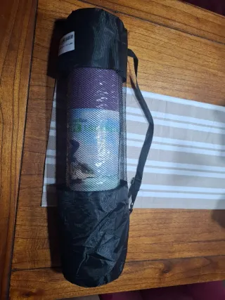 Esterilla de yoga morada con funda