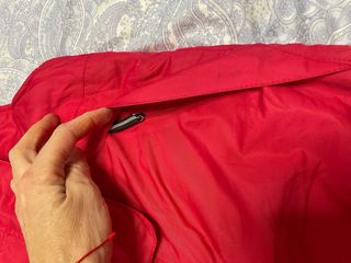 Mono de esquí rojo niña