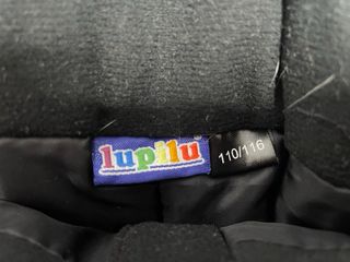 Mono de esquí rojo niña