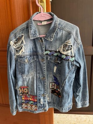 Chaqueta vaquera desgastada con parches