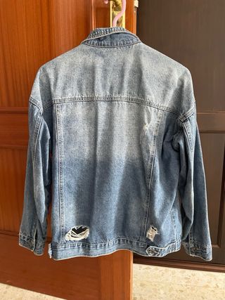 Chaqueta vaquera desgastada con parches