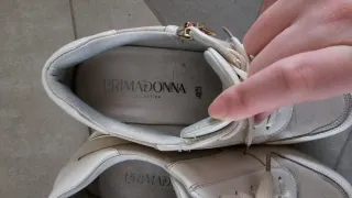 Scarpe beige con zip dorata