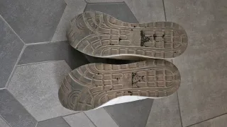 Scarpe beige con zip dorata