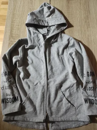 Chaqueta con cremallera y capucha gris