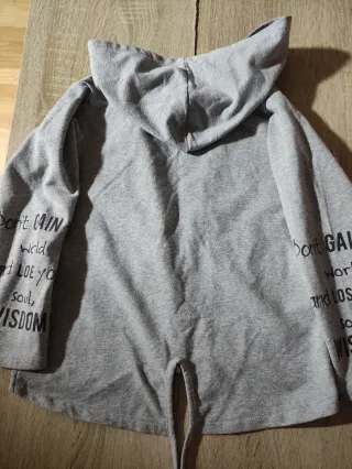 Chaqueta con cremallera y capucha gris