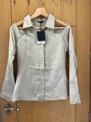 Blusa Zara satinada hombros descubiertos Talla S