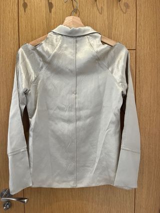 Blusa Zara satinada hombros descubiertos Talla S