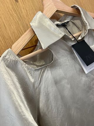 Blusa Zara satinada hombros descubiertos Talla S