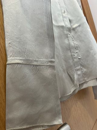 Blusa Zara satinada hombros descubiertos Talla S