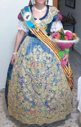 Traje de Fallera azul con bordados dorados