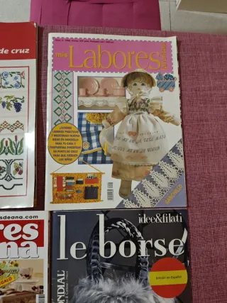 Revistas de punto de cruz y una para hacer bolsos