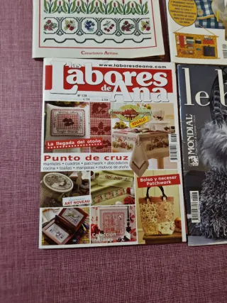 Revistas de punto de cruz y una para hacer bolsos