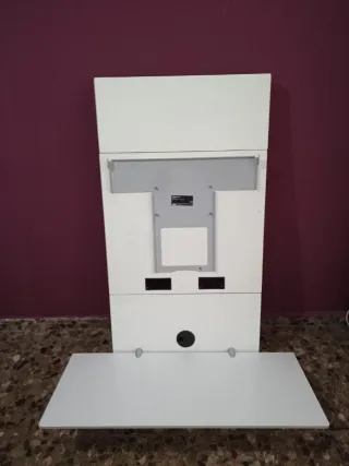 Televisión Loewe con mueble blanco