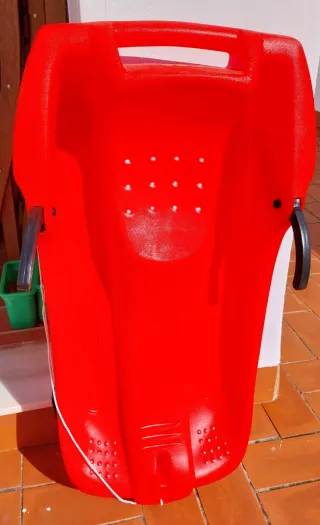 Trineo rojo con cuerda