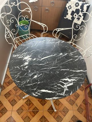 Mesa redonda mármol y sillas hierro forjado