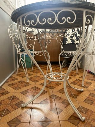 Mesa redonda mármol y sillas hierro forjado