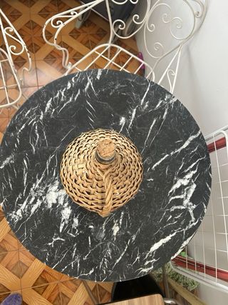 Mesa redonda mármol y sillas hierro forjado