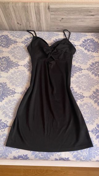 Vestido negro corto con nudo