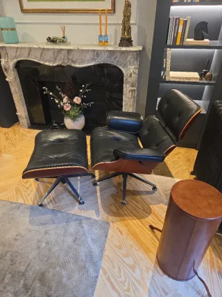 Sillón de piel con reposapiés