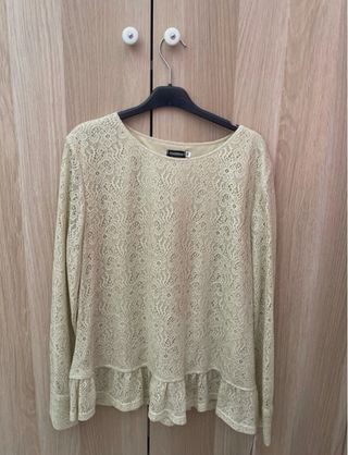 Blusa dorada con volante