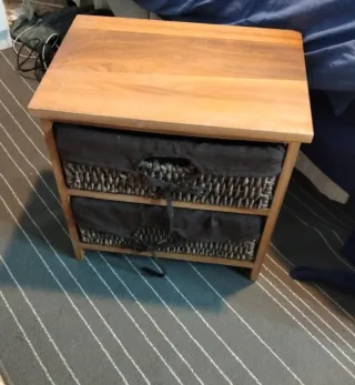 Comodino con 2 cassetti in vimini e legno