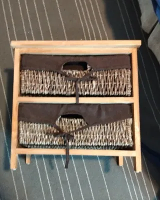 Comodino con 2 cassetti in vimini e legno