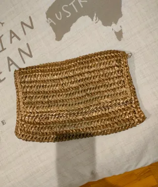Bolso de mano rafia dorado