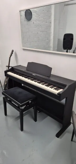 Piano Roland RP 102  con banqueta