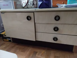 Cómoda de madera y plástico beige