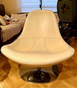 Sillón piel blanca atemporal y muy cómodo.