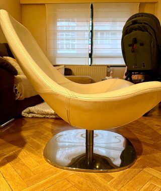 Sillón piel blanca atemporal y muy cómodo.