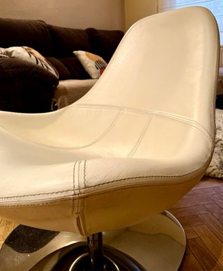 Sillón piel blanca atemporal y muy cómodo.