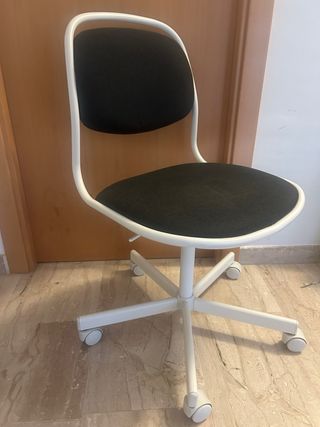 Silla de oficina giratoria negra y blanca