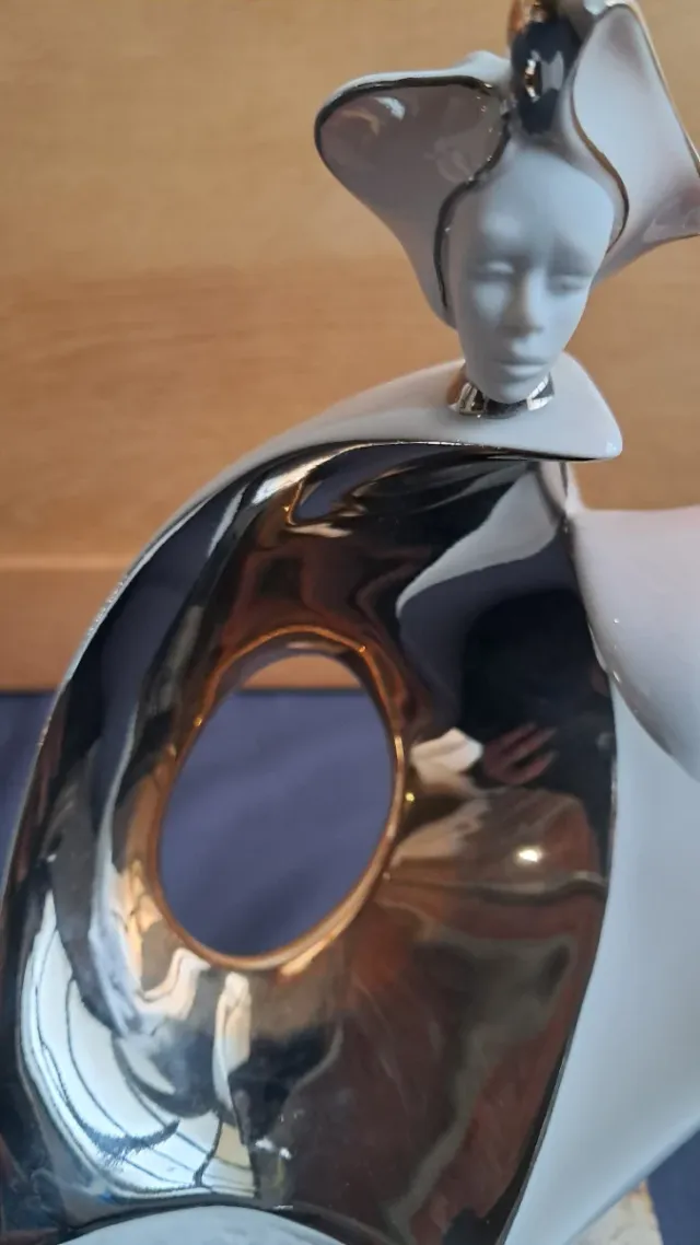 Escultura Galos porcelana, serie Oro y Platino