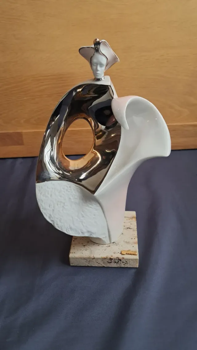 Escultura Galos porcelana, serie Oro y Platino