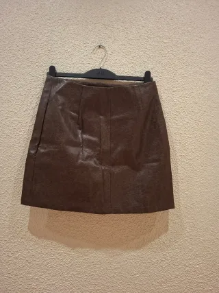 Falda corta efecto piel Shein Talla L