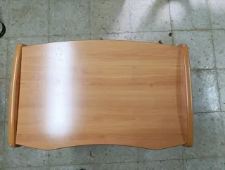 Mesa escritorio móvil con ruedas.