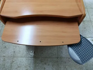 Mesa escritorio móvil con ruedas.