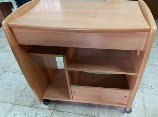 Mesa escritorio móvil con ruedas.
