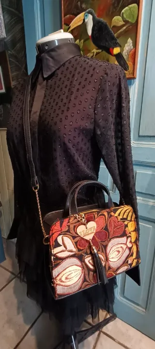 Bolso negro con solapa bordada floral
