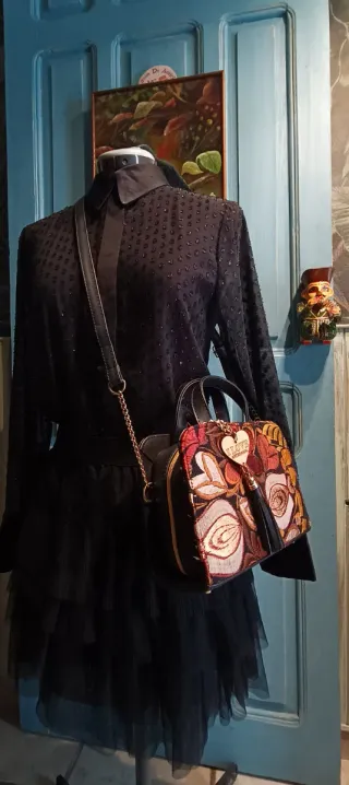 Bolso negro con solapa bordada floral